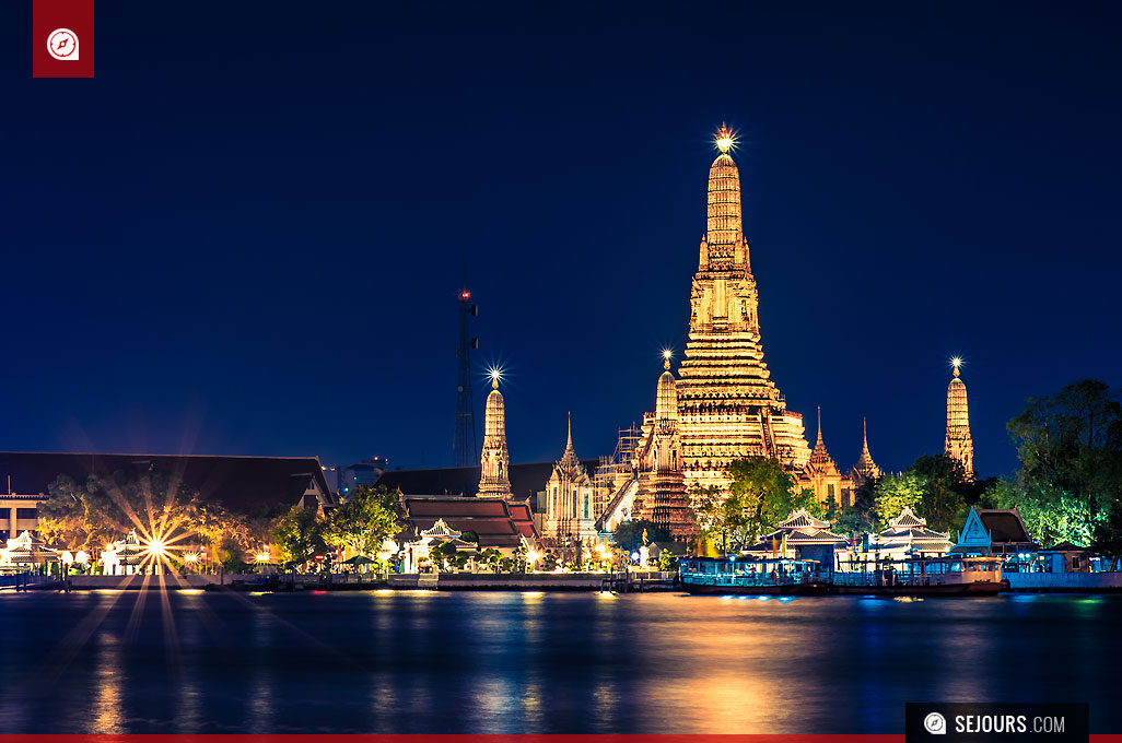 Wat Arun sur rivière Chao Phraya à Bangkok