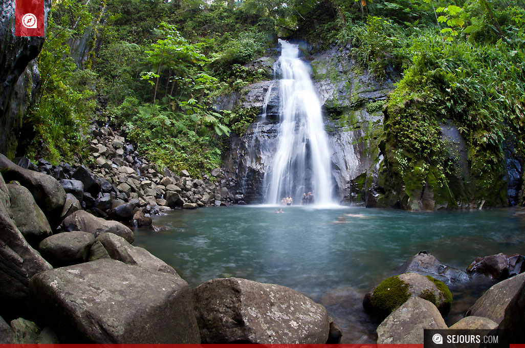 Chute d'eau sur l'île Cocos