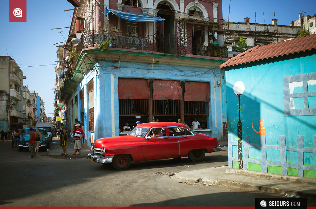 Voitures anciennes dans les rues de La Havane  - Cuba