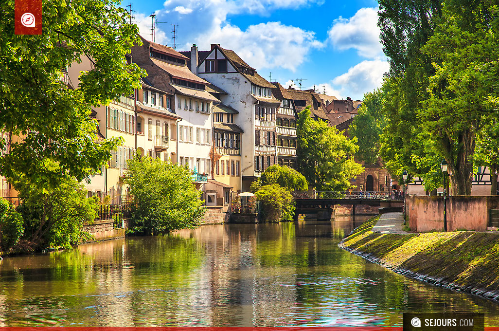 Maisons à colombages sur un canal d'eau dans Strasbourg - France