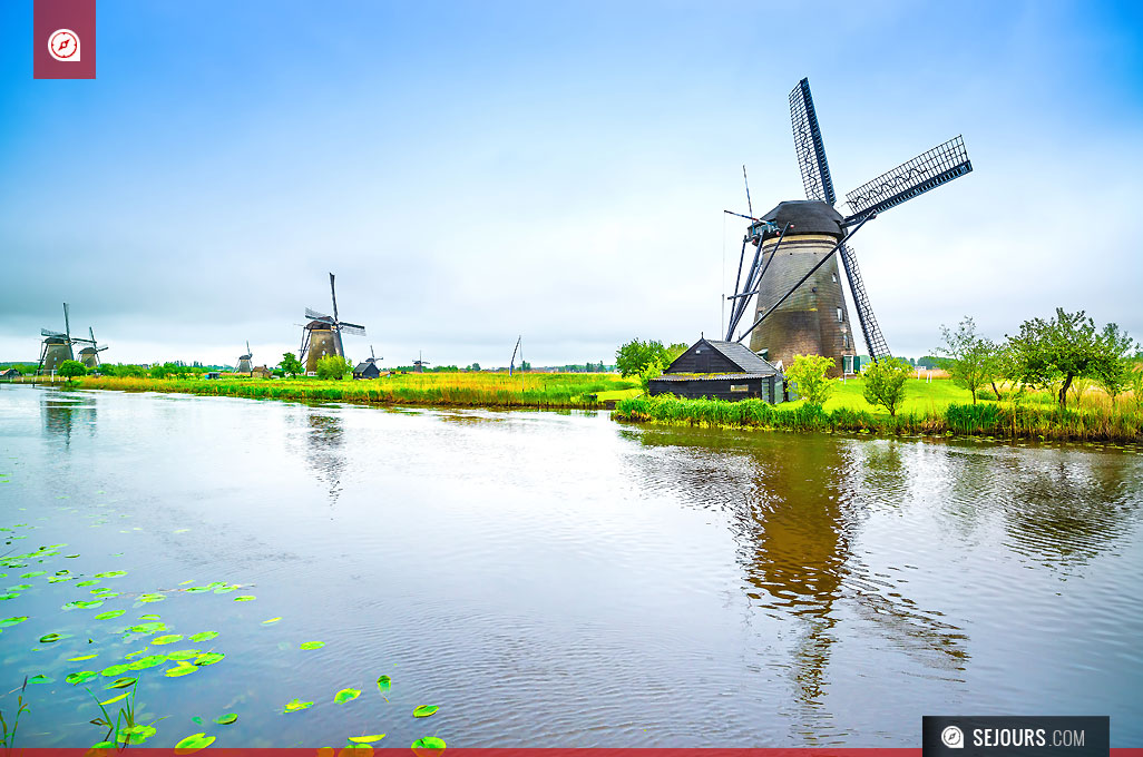 Moulins à vent et canal à Kinderdijk