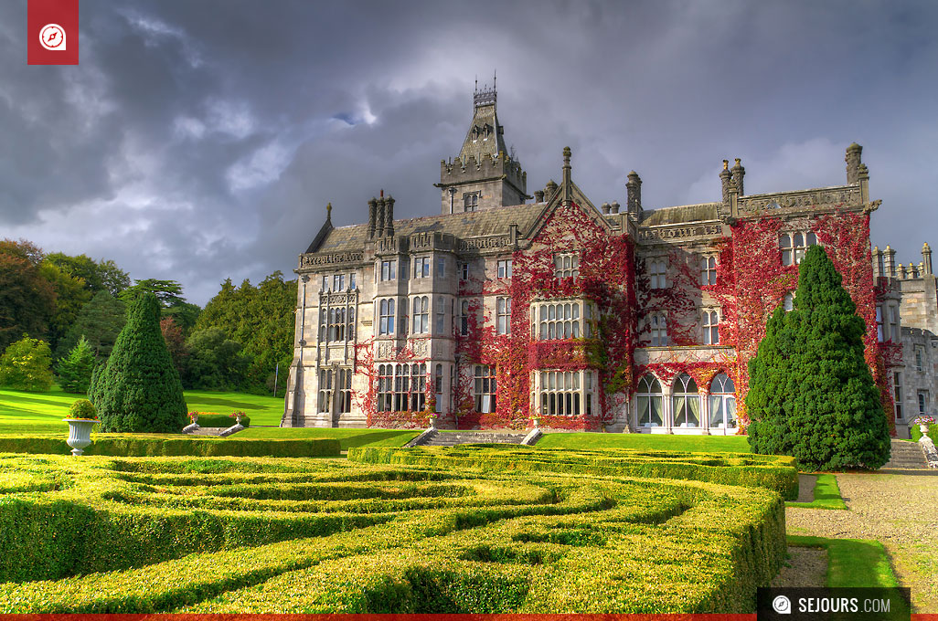 Jardins d'Adare et le château de lierre rouge