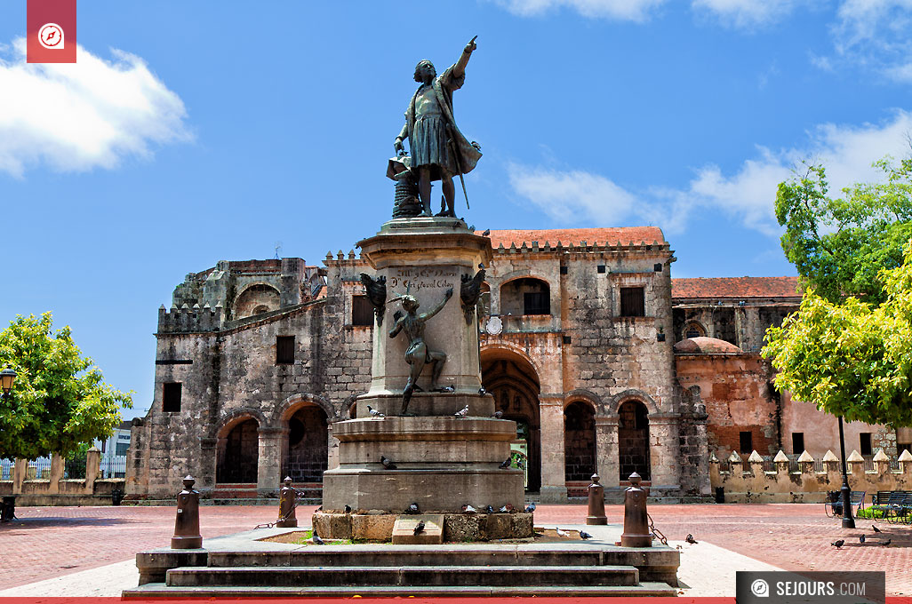 Statue et cathédrale de Parque Colon à Saint-Domingue