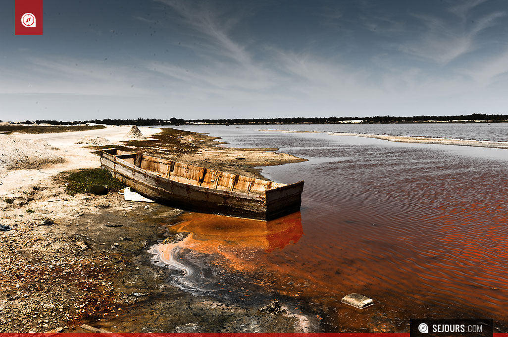 Bateau sur lac rose