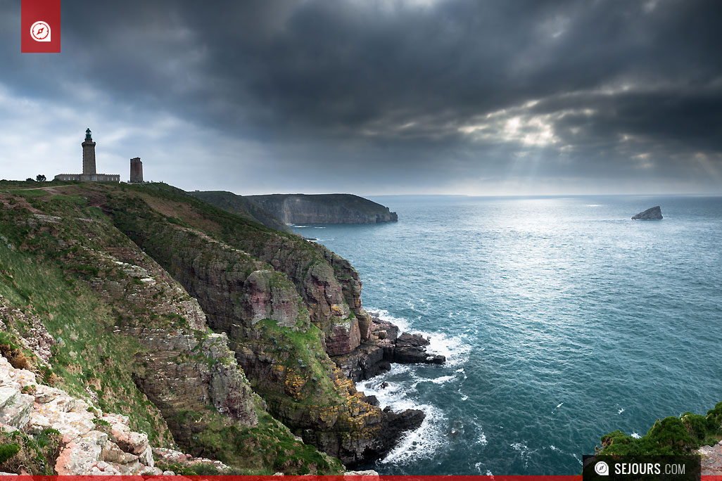 Phare au bord de la mer