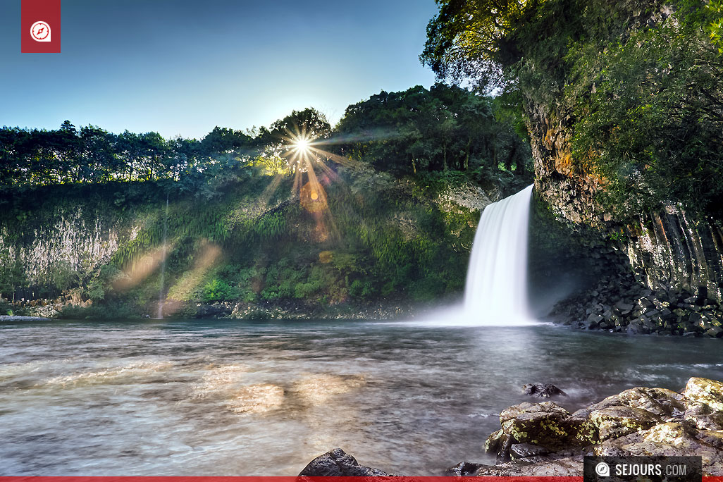 Lever du soleil sur la cascade du Bassin la Paix - La Réunion