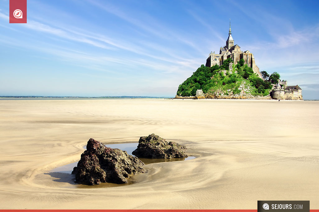 Mont Saint-Michel avec des rochers - Normandie